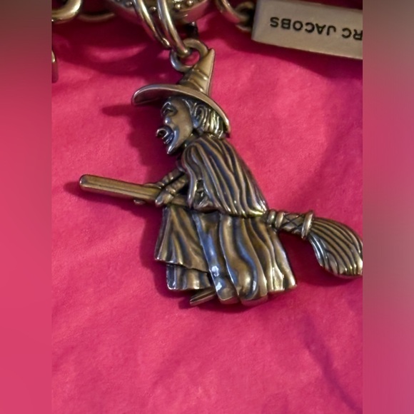 🔑🧙‍♀️🐶 MARC JACOBS X WIZARD OF OZ CHARM SHOULDER STRAP 🐶🧙‍♀️🔑 NWT 🧙‍♀️🔑 - Picture 6 of 16